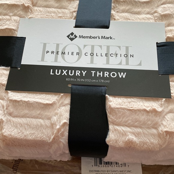 Brand New members mark luxury throw - Picture 2 of 4